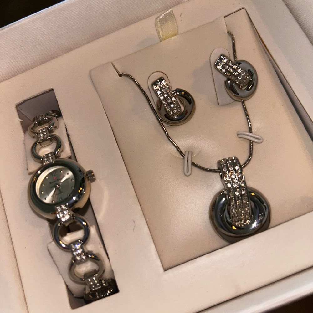 Elegant Silver Jewelry Set with Crystals